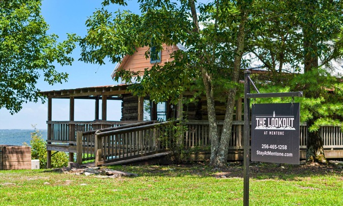 Mentone Cabina | The Lookout at Mentone-log cabin with hot tub & amazing views!