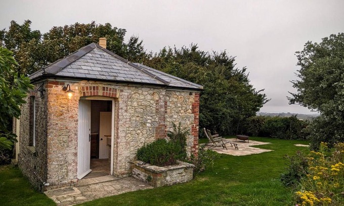 Totland Bay Casa | The Lookout: Cosy Compact Cottage
