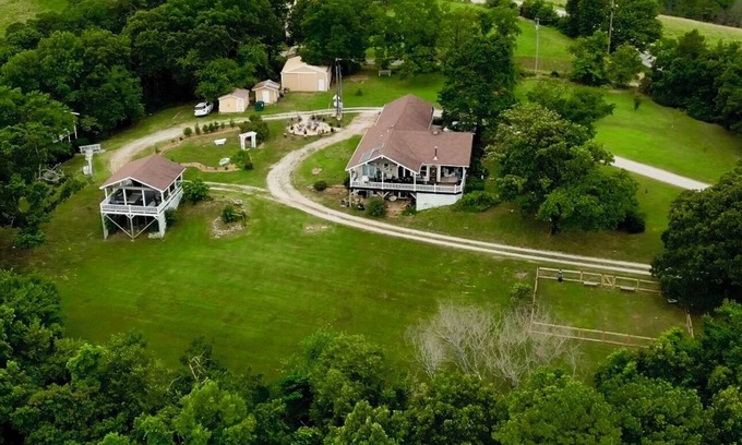 Eureka Springs Casa | The Lookout House at The Bluebird - 4 bedroom, pet friendly, hot tub, views!