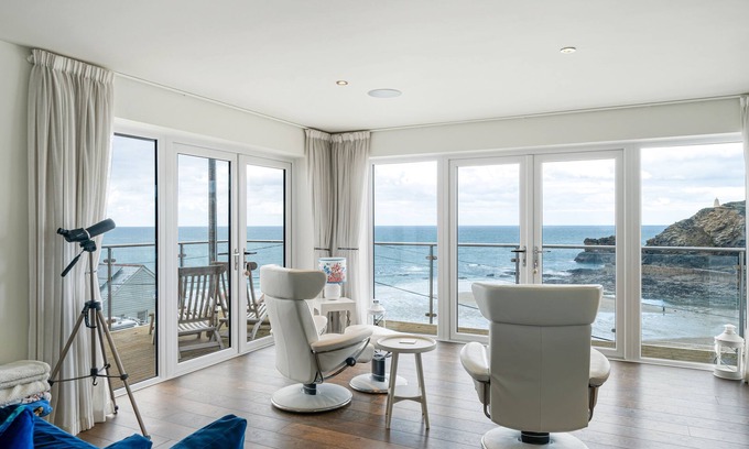 Portreath Apartamento | The Lookout is a stylish, contemporary holiday home overlooking the popular Portreath beach on the n