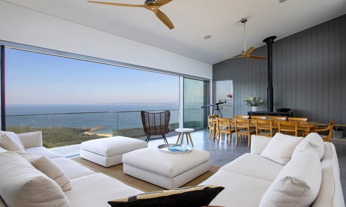 Killcare Heights Casa | Jacquelines Jewel: casa de 4 dormitorios con un diseño arquitectónico con increíbles vistas al mar y arbustos