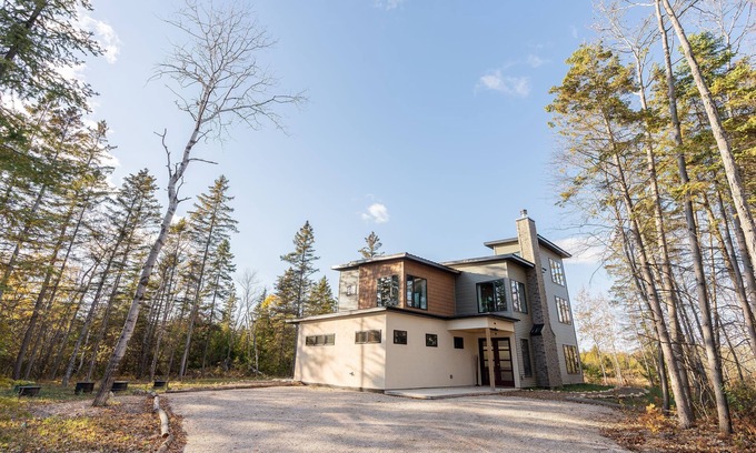 Ellison Bay Casa | The Lookout, near Sister Bay with Starlink internet