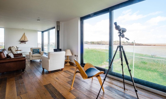 Felixstowe Cabaña | The Lookout - sleeps 6 guests in 3 bedrooms