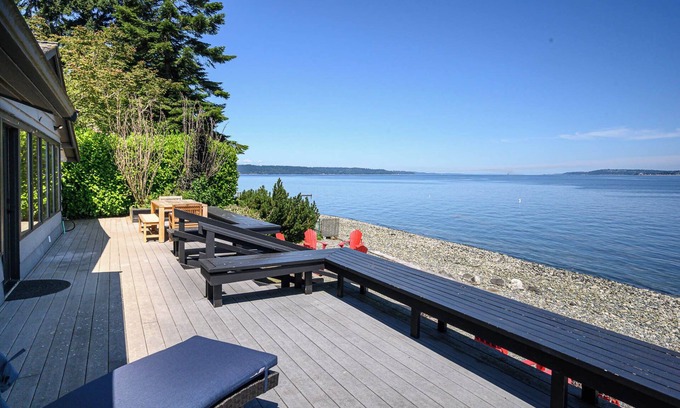 South Colby Casa | The Luana Beach house - a view of the sound.