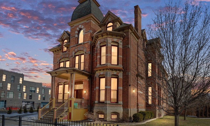 Midtown Condominio | The Lumber Baron's Downtown Mansion 3BR/2.5BA Top Floor Penthouse