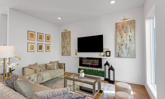 Oak Cliff Casa | The Luxe Lair - Convenience and Comfort meet Lavish Luxury townhouse