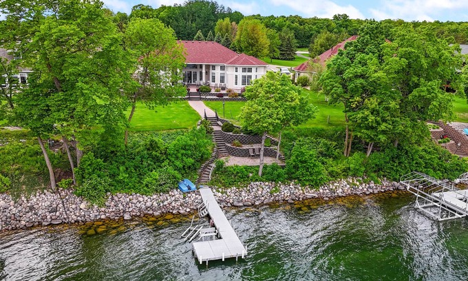 Alexandria Casa | "The Luxe" on Lake Carlos