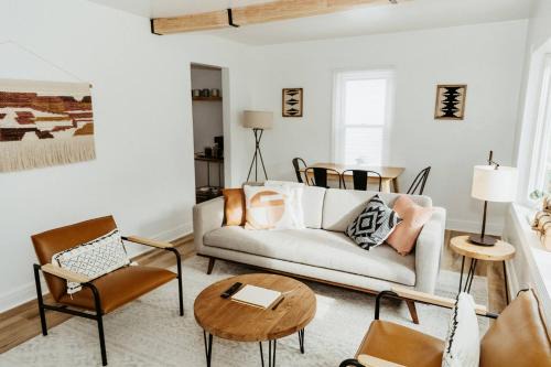 Skycrest Casa | "The Lynn" Modern Urban Stay w/Backyard