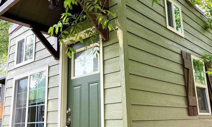 Lyons Complejo | The Lyons Lodge – Boulder Charm & Mountain Views in a Tiny House Stay