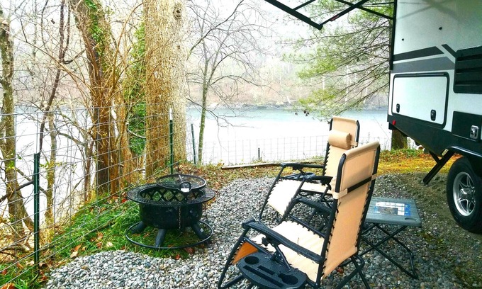 Lakeview Casa | The Magnolia House RV Winnebago Sleeps 3