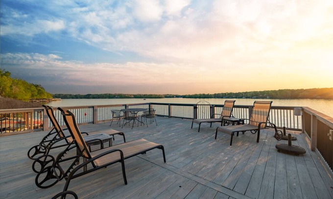 Morristown Casa | The Magnolia - Luxe Lakefront Private Villa on Lake Gaston | 6br/7ba | Sleeps 19