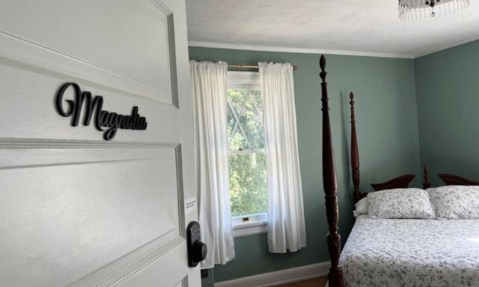 Woodsfield Apartamento | The Magnolia Room w/ Queen Bed