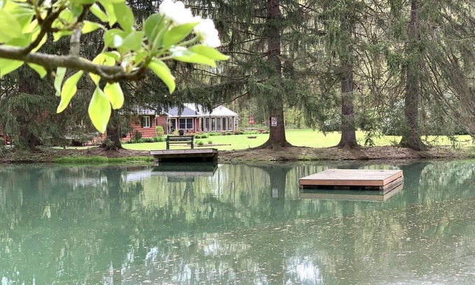 Austinburg Casa | The Main House at Rustic River Retreats - ¡Propiedad privada de 27 acres en Grand River!