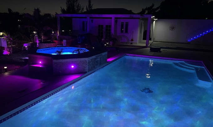 Nassau Villa | The Manor at the White House