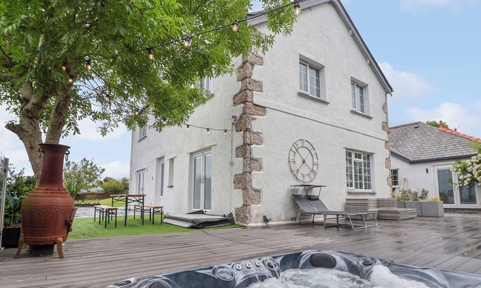 Llandudno Junction Cabaña | THE MANOR HOUSE SKERRY VORE, pet friendly, with hot tub in Llandudno