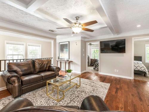 East Side Casa | The Manor l 5-Bedrooms A Location Sleeps 12