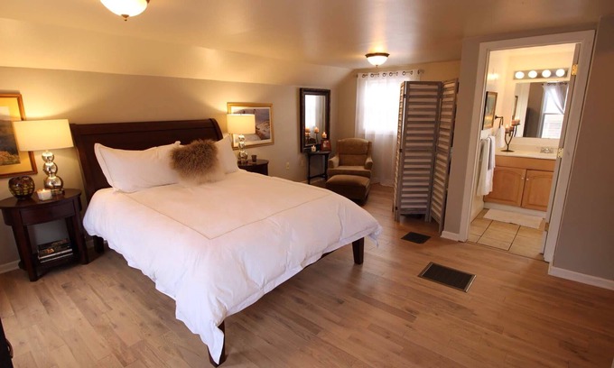 Kingston Casa | The Manor, Mid-Town