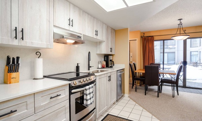 Upper Village Apartamento | The Maple | Ski-in Ski-out 1 Bed w/ Hot Tub, Pool, Sauna, and Fireplace