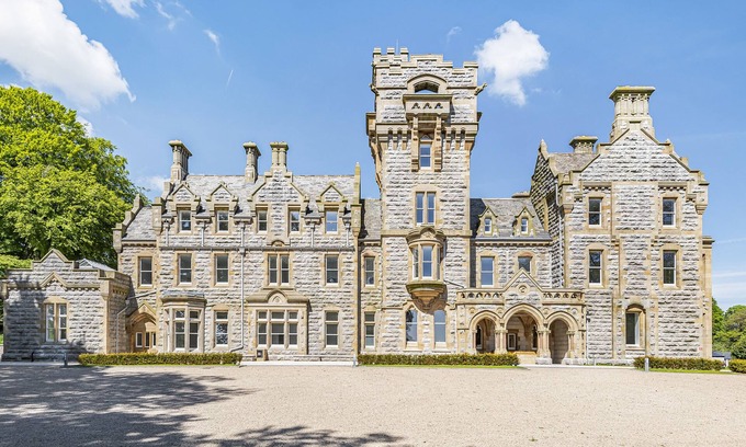 Newland Near Ulverston Cabaña | THE MARGARET SUITE STONE CROSS MANSION, pet friendly in Ulverston