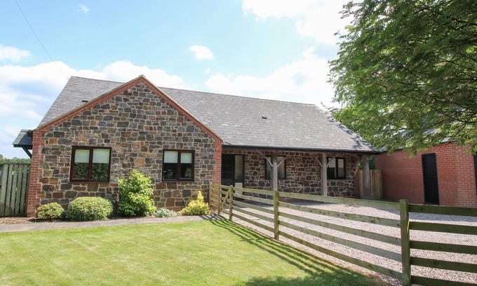 Welshpool Cabaña | THE MARSHES, family friendly, with a garden in Guilsfield