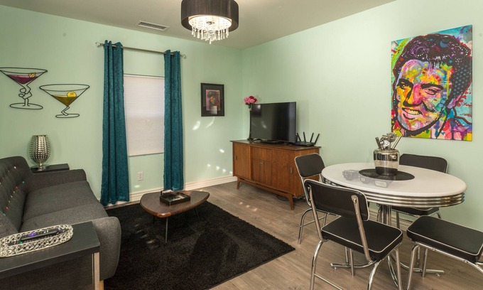 Paso Robles Cabaña | THE MARTINI LOUNGE- The Westside Cottages 2 Bed/1 Bath with Jacuzzi
