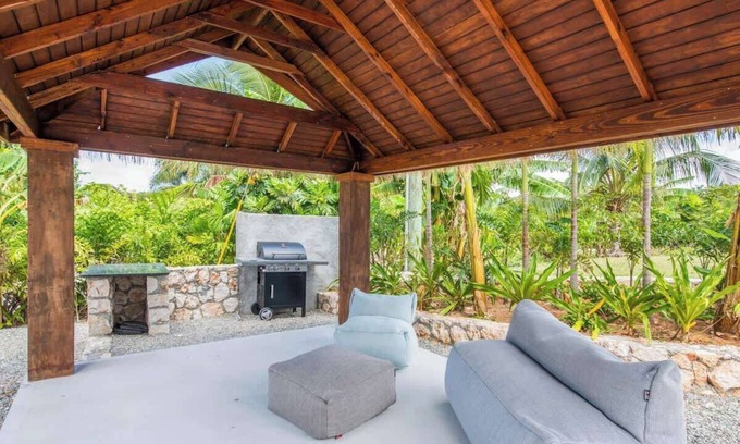 North Side Condominio | The Mastic Cana LUXE Cottage w/ Pool on North Side