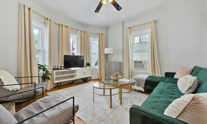 Chelsea Apartamento | The Maverick - Luxurious Apartment - Free Parking - 2 Miles From Boston Logan Airport