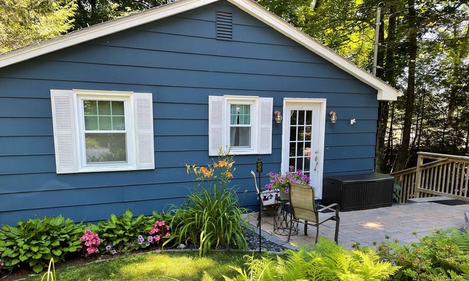 Holland Cabaña | The Maybrook: Peaceful Getaway by a Lake