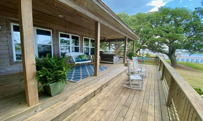 Ocean Isle Beach Casa | The Mazelle Porch Main Level