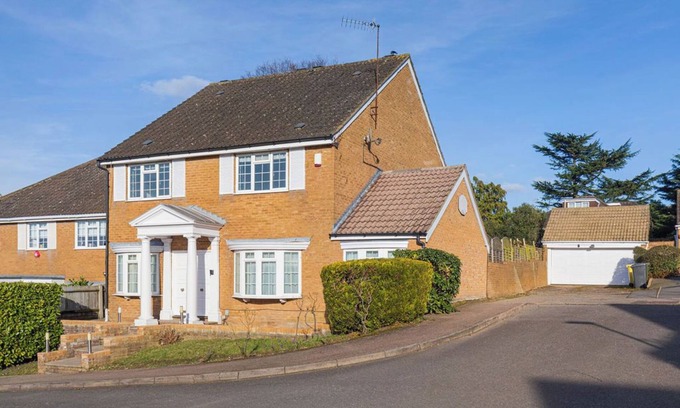 Borehamwood Casa | The Meadows near Sky Studios