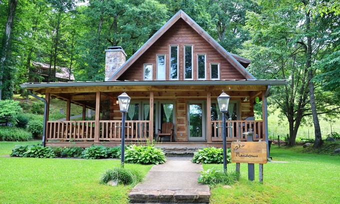 Cherokee Cabina | The Meadows: Scenic Views, Fire Pit, Luxury, King Beds