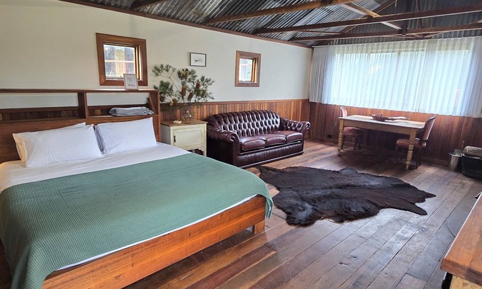 Brooman Cabaña | The Mechanics - Unplug and unwind in your very own cabin in the woods.