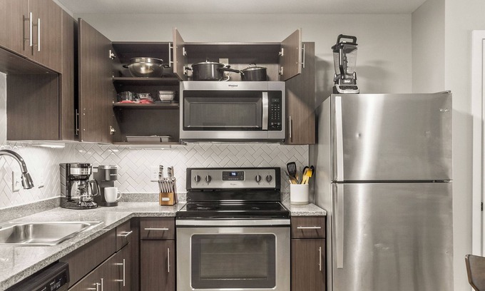 Tuscaloosa Condominio | The Melanie 1st Floor Riverfront Condo with Pool & Gym Access