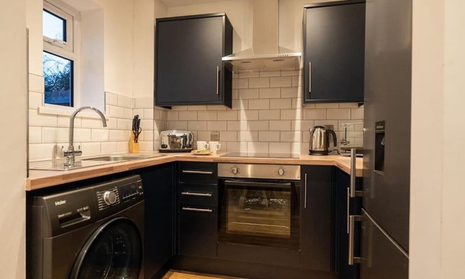 Newport Casa | The Mews, Amazing Newport 2 BR, Excellent location, Parking, Perfect for Contractors