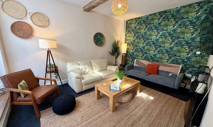 Worcester Casa | The Mews - Worcester City - Gated - Self Check In - WIFI - 2 Doubles - Sleeps 6
