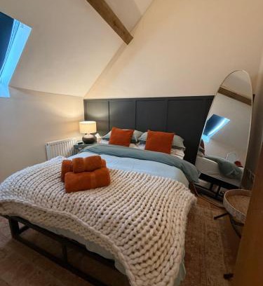 Worcester Casa | The Mews - Worcester City - House - Gated - Self Check In - Free WIFI - 2 Doubles - TVs in bedrooms - Sleeps 6 - Free Nearby Parking