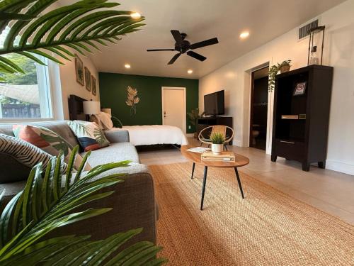 West Little Havana Apartamento | The Miami Tropic Suite - Private Stay with Free Parking in the Heart of Miami