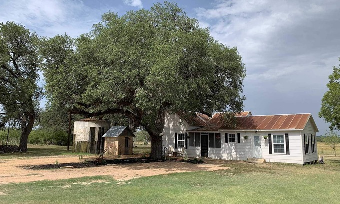 Hondo Otro | The Mighty Oaks Retreat