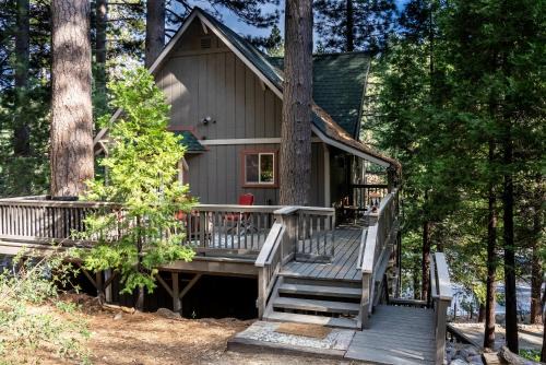 Lake Arrowhead Villa | The Mighty Pines Retreat + Large Patio + BBQ+View!