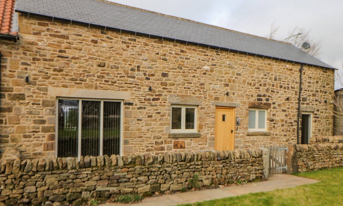 Marsh Lane Cabaña | THE MILKING PARLOUR, pet friendly, with hot tub in Marsh Lane