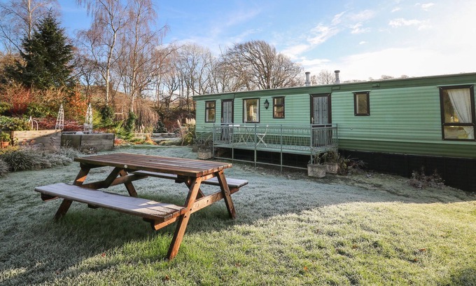 Machynlleth Casa | THE MILLPOND CARAVAN, family friendly, with a garden in Machynlleth