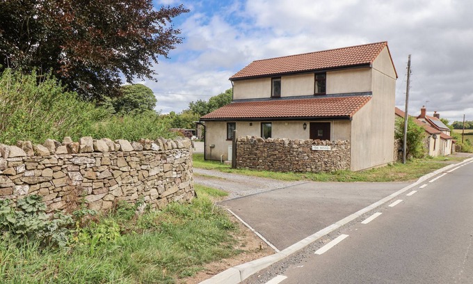 Compton Martin Cabaña | THE MINERS COTTAGE, pet friendly, with a garden in Priddy