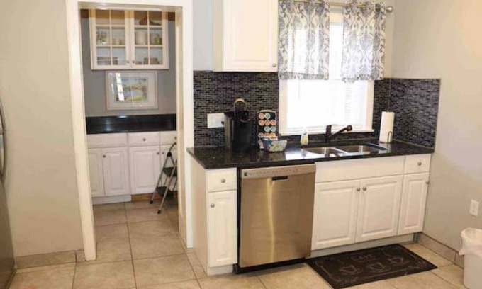 Downtown Toledo Casa | The Mini-Mansion at bookmymansion1.com