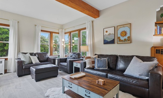 St. Anthony Park Casa | THE "MINNE" CASTLE~Pool~Hot tub~Bar~Sauna~Arcade!