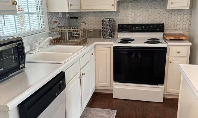 Terry Sanford Apartamento | The Mirror Lake Suite: 1-bedroom apartment with WiFi, AC in lovely Fayetteville