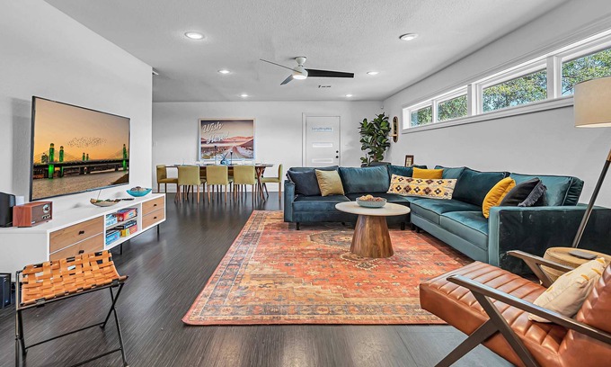 East Riverside Casa | The Mod Poppy | Large 5BR | 10 Mins to Waco Sights