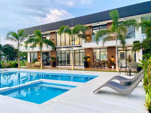 Rizal Province Casa | The Modern Lake House