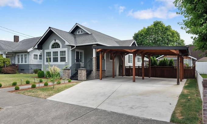 Puyallup Casa | The Modern Manor. A two bedroom, with loft, located in the heart of Puyallup.