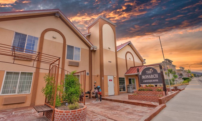 Mariposa Hotel | The Monarch Inn