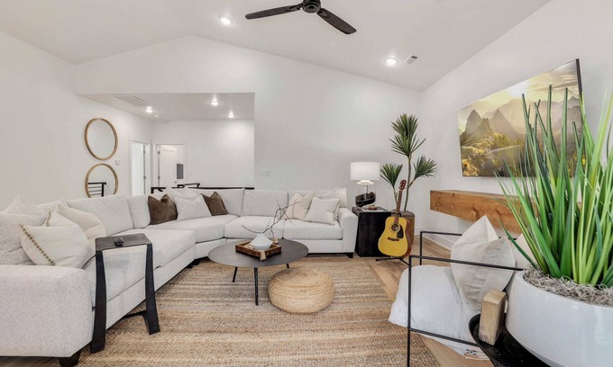 Downtown Casa | The Monroe - Modern Townhome - 1 mi to DT